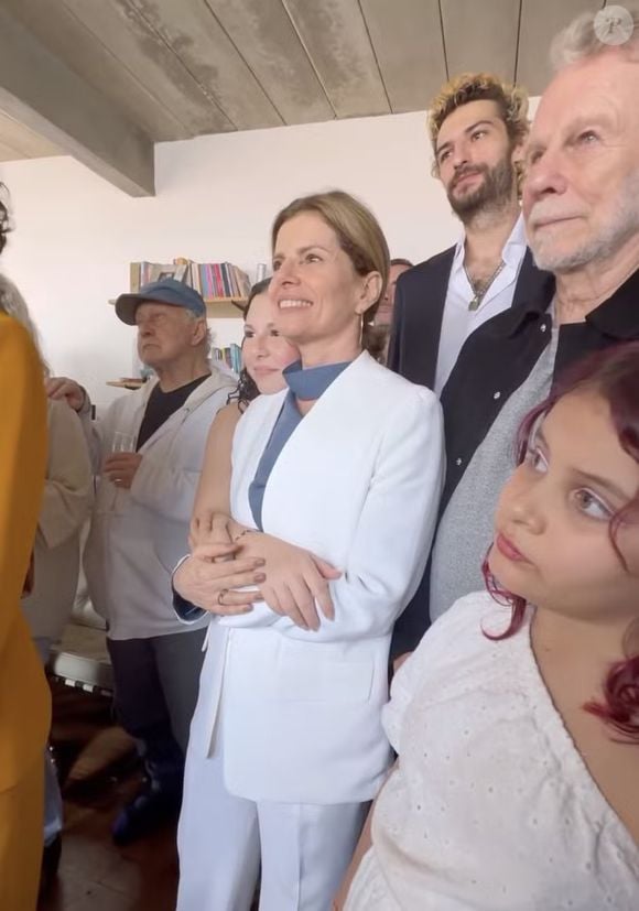 Débora Bloch escolheu um conjunto de blazer branco super elegante para o casamento da filha