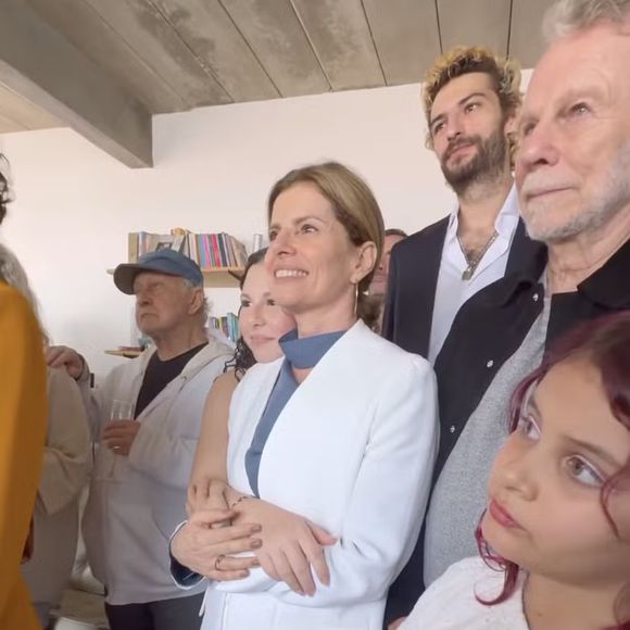 Débora Bloch escolheu um conjunto de blazer branco super elegante para o casamento da filha