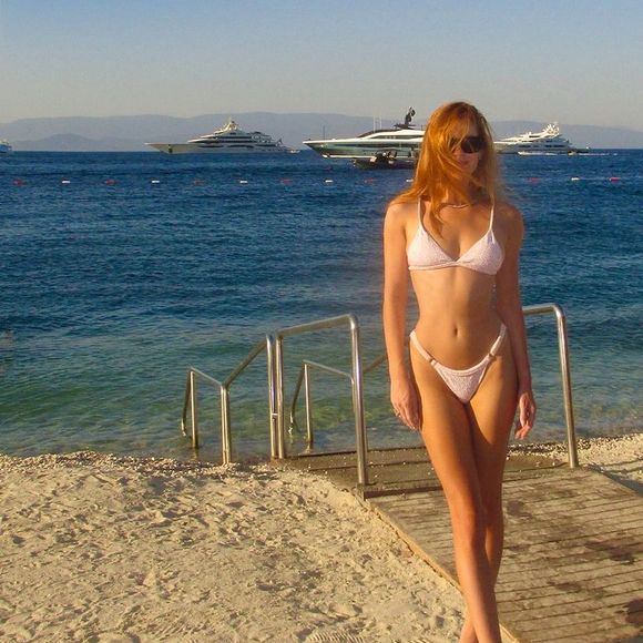 Nesta ocasião, Marina Ruy Barbosa exibiu suas curvas em um biquíni rosa claro de sua própria marca