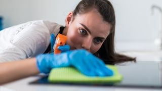 Araceli González, especialista em limpeza: 'Para remover a poeira das paredes e do teto, uso amaciante de roupa e uma esponja com água morna'