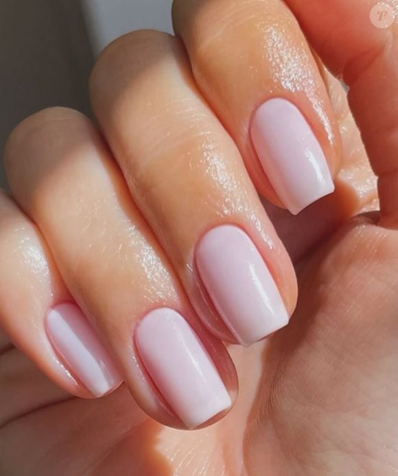 A cor rosa antigo mais bebê, também chamada de rosa empoeirado, traz delicadeza para as unhas desse Outono.