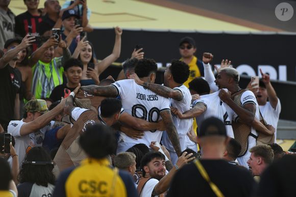 Surpreendentemente, o atacante brasileiro Igor Jesus marcou aos 36 minutos do primeiro tempo, aproveitando passe de Savarino e contando com uma leve falha de marcação da defesa adversária