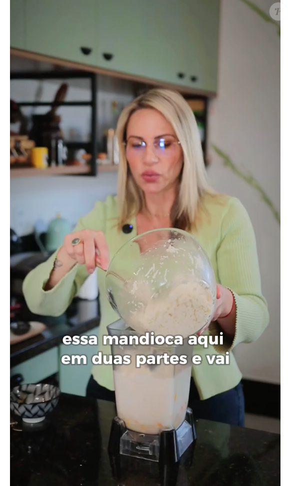 Adicione a mandioca ralada e continue batendo até que forme uma massa homogênea