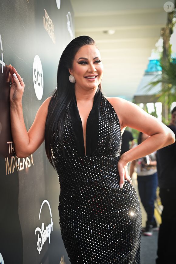 Helen Ganzarolli apostou em um vestido longo preto todo bordado com pedrarias, criando um visual luxuoso e cheio de brilho.
