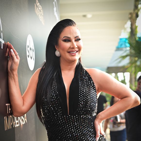 Helen Ganzarolli apostou em um vestido longo preto todo bordado com pedrarias, criando um visual luxuoso e cheio de brilho.