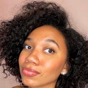 O cabelo curto cacheado é a nova paixão de Victoria Cezar