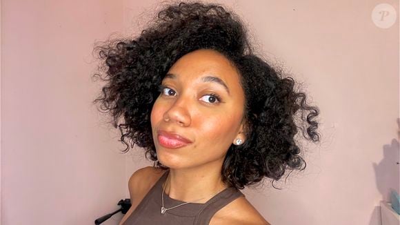 O cabelo curto cacheado é a nova paixão de Victoria Cezar