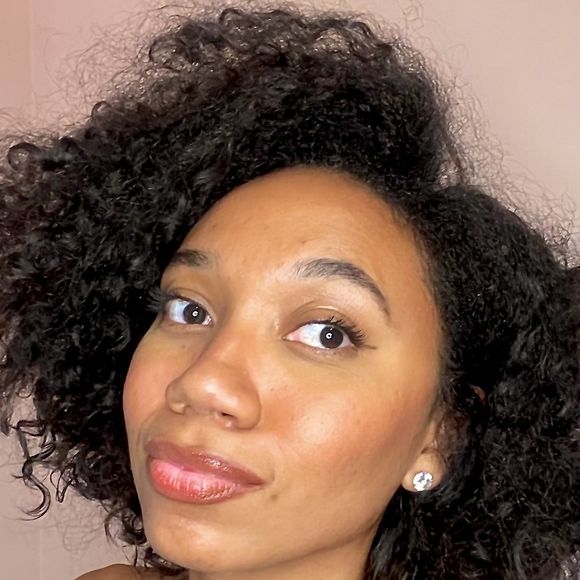 O cabelo curto cacheado é a nova paixão de Victoria Cezar