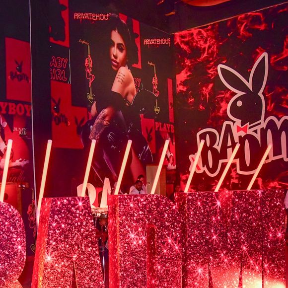 Com forte apelo visual, a festa de MC Mirella transformou o local em uma verdadeira mansão de luxo erótico, com detalhes extravagantes que misturavam fetiche e sofisticação em cada canto