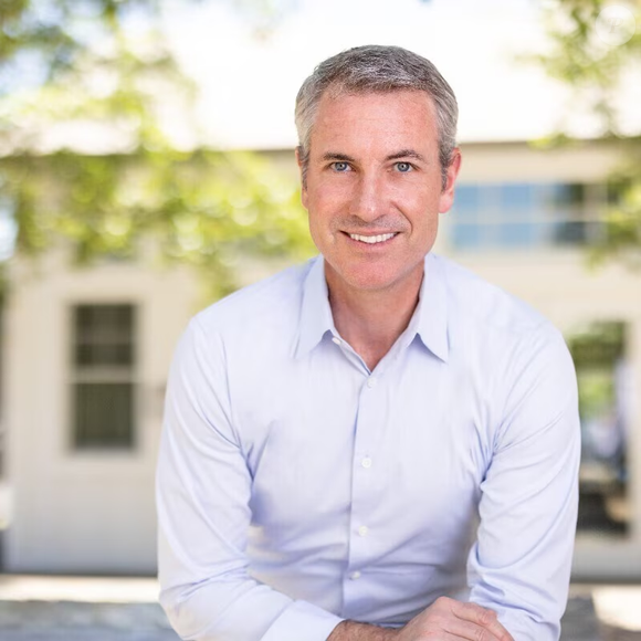 Andy Byron ‘foi suspenso. Vamos compartilhar mais detalhes conforme for apropriado nos próximos dias’, informa a nota