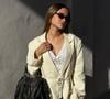 Inspirada no visual elegante de Gabriela Sabatini, a Bershka apostou no blazer amarelo manteiga que promete dominar os looks femininos em 2026. A peça mistura sofisticação, leveza e aquele toque fashion perfeito para mulheres que amam elegância prática