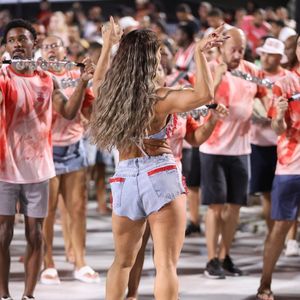 Vermelho e brilho para reinar na avenida! Viviane aposta em scarpin poderoso para completar o visual carnavalesco.