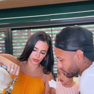 Bruna Biancardi, Neymar e Mavie preparam um bolo para o aniversário de Bruna Biancardi.