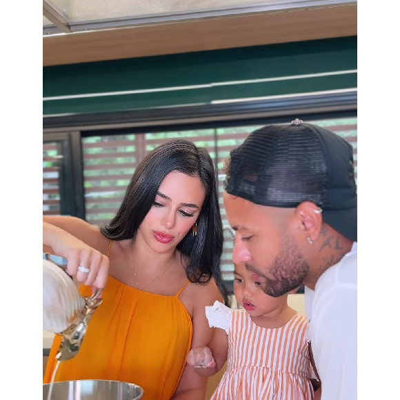 Bruna Biancardi, Neymar e Mavie preparam um bolo para o aniversário de Bruna Biancardi.