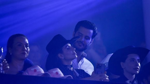 Novo amor? Paula Fernandes e suposto affair curtem show de Simone Mendes em navio e tentam evitar flagra. Fotos!