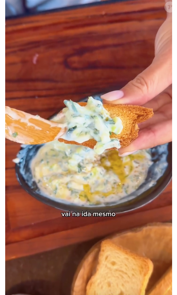 Depois de misturados, Adriane Galisteu rega com um fio de azeite e se delicia com uma torrada fitness