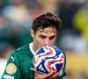 Raphael Veiga come todos os dias no CT do Palmeiras e não tem restrição de quantidade