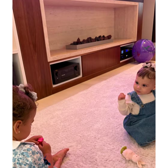 Neymar publicou na manhã desta quinta-feira (10), uma foto super fofa das filhas Mavie e Helena, juntas.