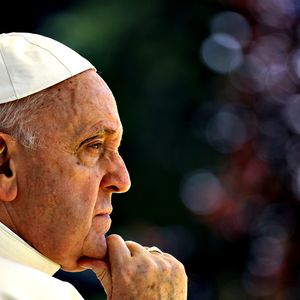 Aos 88 anos, Papa Francisco deixou um legado marcado por fé, humildade e crítica aos excessos do cotidiano.