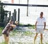 Filha de Cauã Reymond e Grazi Massafera fez aula de vôlei com o pai