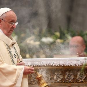 Papa Francisco fez um gesto de despedida com as mãos para Massimiliano Strappetti, enfermeiro que o acompanhava a todo tempo