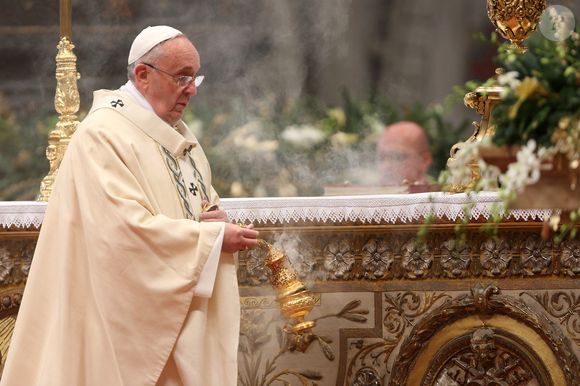 Papa Francisco fez um gesto de despedida com as mãos para Massimiliano Strappetti, enfermeiro que o acompanhava a todo tempo