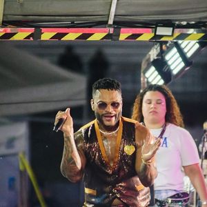 Tony Salles x Daniela Mercury: cantor reclamou e citou demora da cantora. 'O percurso é para ser feito dentro de um tempo e as pessoas, as vezes, acabam segurando o percurso e atrasa'