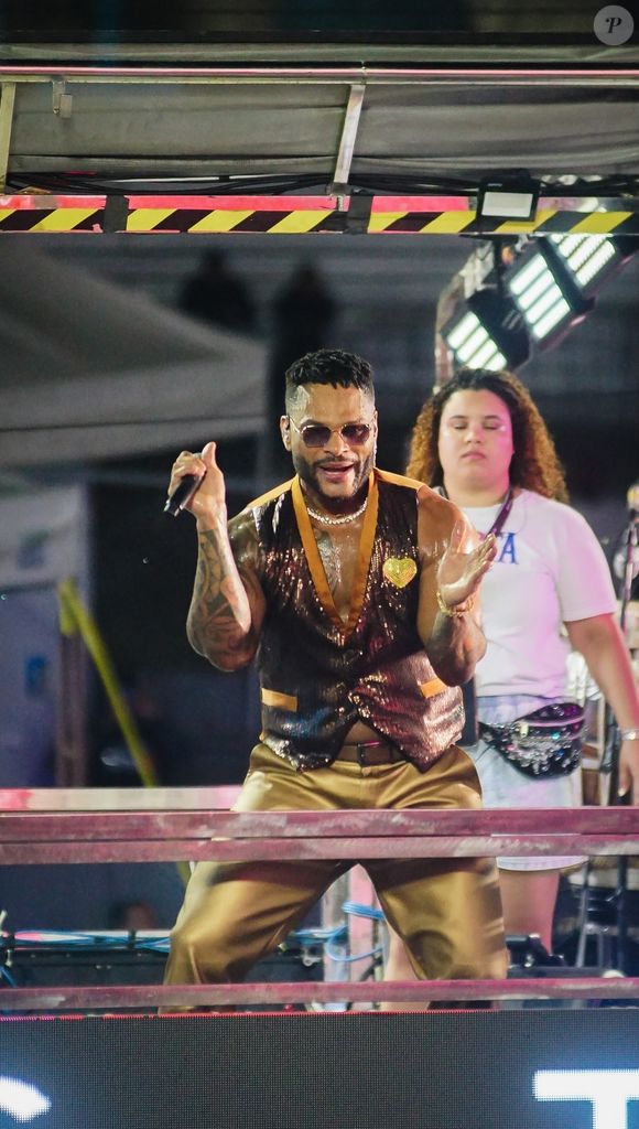 Tony Salles x Daniela Mercury: cantor reclamou e citou demora da cantora. 'O percurso é para ser feito dentro de um tempo e as pessoas, as vezes, acabam segurando o percurso e atrasa'