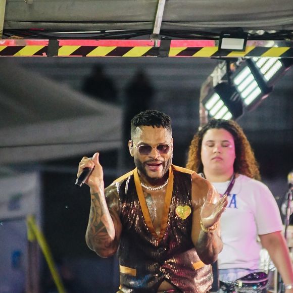 Tony Salles x Daniela Mercury: cantor reclamou e citou demora da cantora. 'O percurso é para ser feito dentro de um tempo e as pessoas, as vezes, acabam segurando o percurso e atrasa'
