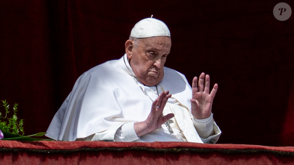 Papa Francisco fez a última aparição pública neste domingo (20), pouco menos de 24 horas antes de morrer
