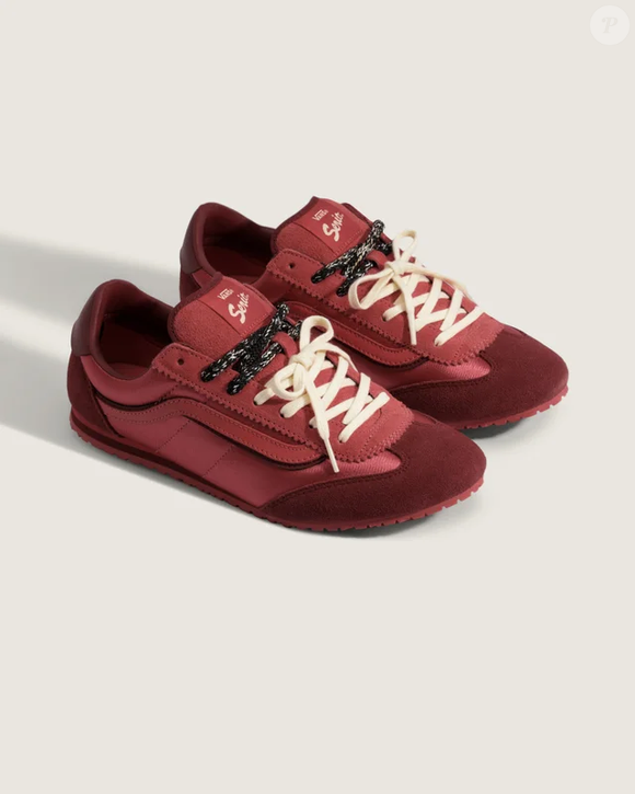 O modelo que entrou no meu radar é o Super Lowpro Satin Crimson, da Vans. Com perfil baixo, bico redondo e cabedal em couro, o calçado aposta em uma silhueta discreta, mas com personalidade suficiente para tirar as combinações do óbvio