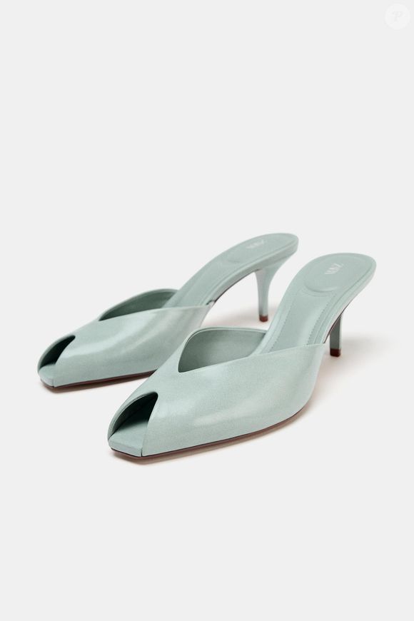 Vendida por R$ 299,00 no site da Zara Brasil até o fechamento da matéria, a sandália se destaca como investimento certeiro para looks que transitam do dia para a noite sem esforço