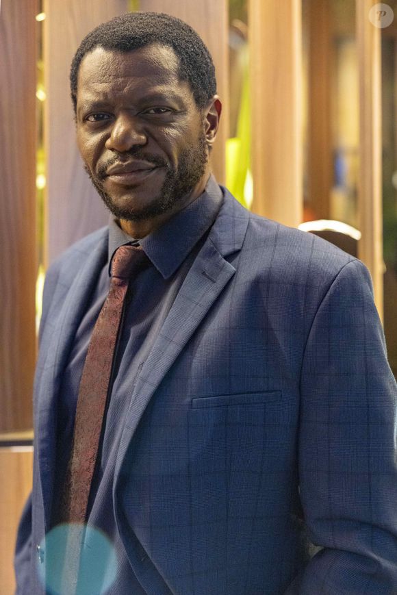 Intérprete do dono do ferro velho em 'Emergência Radioativa', Bukassa Kabengele nasceu em Bruxelas e viveu no Congo