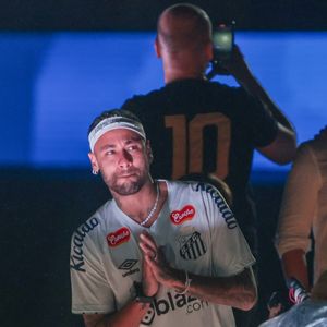 Neymar negociou por 12 dias a compra de três casas de luxo que pertenciam a donos da construtora responsável por erguer os imóveis