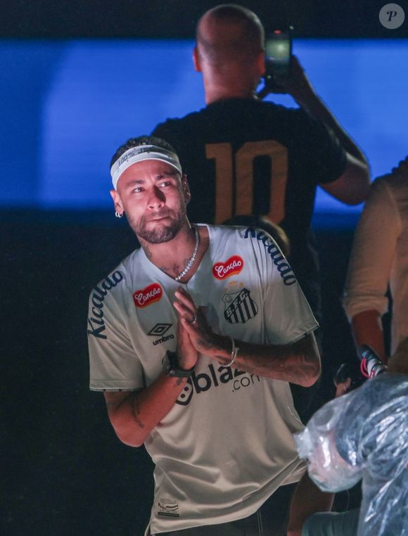 Neymar negociou por 12 dias a compra de três casas de luxo que pertenciam a donos da construtora responsável por erguer os imóveis