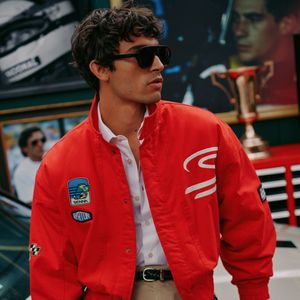 A Zara lançou uma coleção em parceria com a marca Senna que homenageia o estilo de Ayrton Senna e reúne peças inspiradas no guarda-roupa do tricampeão mundial de Fórmula 1, com referências à moda dos anos 1990 e ao universo das corridas