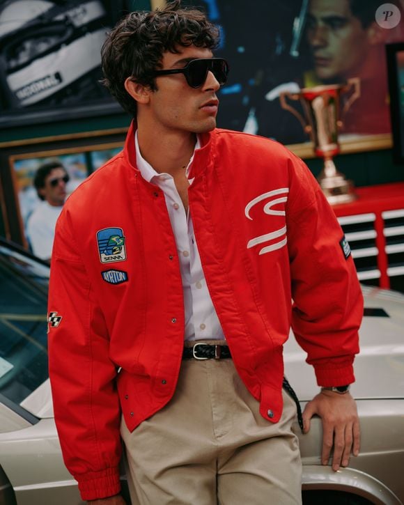 A Zara lançou uma coleção em parceria com a marca Senna que homenageia o estilo de Ayrton Senna e reúne peças inspiradas no guarda-roupa do tricampeão mundial de Fórmula 1, com referências à moda dos anos 1990 e ao universo das corridas