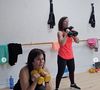 O agachamento com peso ajuda a preservar a massa muscular e manter a força necessária para os movimentos do dia a dia