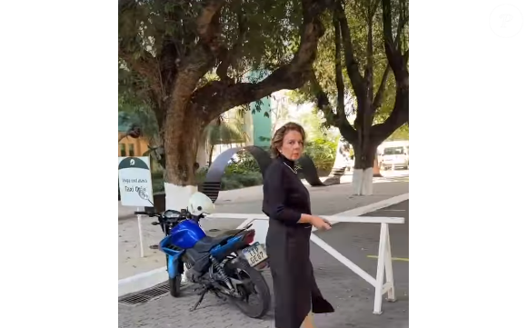 Rosi Campos foi vista de preto na saída de um crematório no RJ