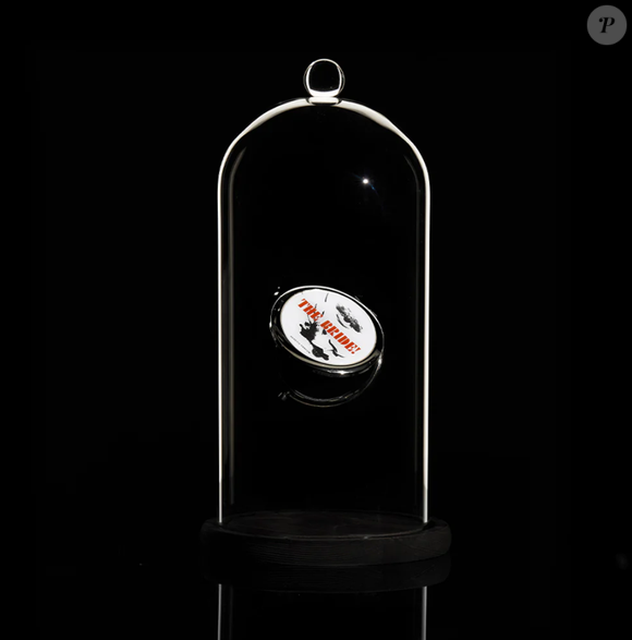 O perfume 'Til Death' da Hermetic Parfum conta com pirâmide olfativa composta por olíbano, cedro, além de jasmim e rosa, e íris e almíscar em seu fundo.