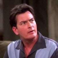Charlie Sheen, de 61 anos, sobre sua infância: 'Não tínhamos babás, nem cuidadores, nem ninguém; se alguém ajudava, era minha tia Carmen'