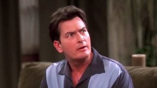 Charlie Sheen, de 61 anos, sobre sua infância: 'Não tínhamos babás, nem cuidadores, nem ninguém; se alguém ajudava, era minha tia Carmen'
