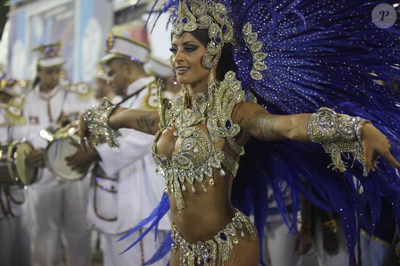 Poucos se lembram, mas Aline Riscado também foi Rainha de Bateria da Caprichosos de Pilares no Carnaval do Rio de Janeiro