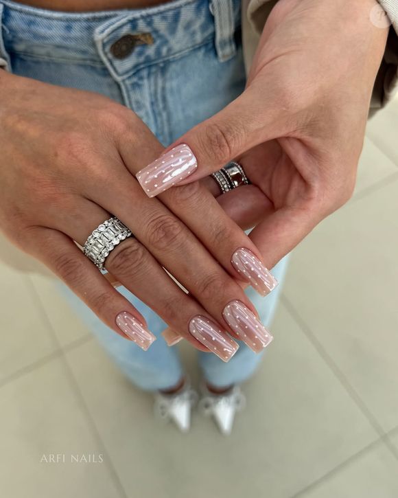 Reflexão é uma das palavras-chave do Ano Novo, e nada mais literal do que as unhas com acabamento espelhado.