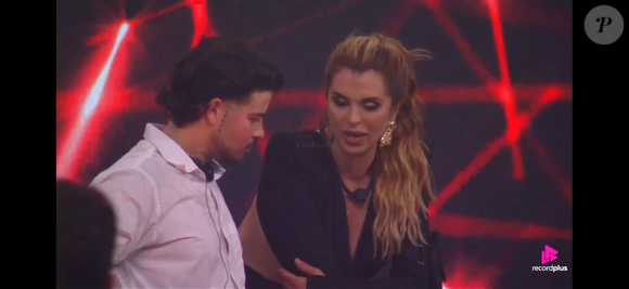 Mônica Fonseca causou repercussão em A Fazenda 18 após fazer um gesto associado a pedidos discretos de ajuda durante uma interação com Gabriel. A cena, registrada pelas câmeras do reality, dividiu opiniões e virou tema de debate nas redes sociais