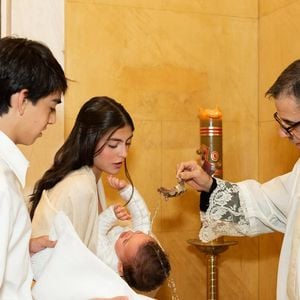 Carol Celico mostra filhos mais velhos como padrinhos do batizado do filho caçula, Rafael