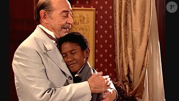 Tiziu (André Luiz Miranda) fica emocionado ao ser matriculado em escola por Francesco (Raul Cortez) na novela 'Terra Nostra', após recuperação finaceira do veterano