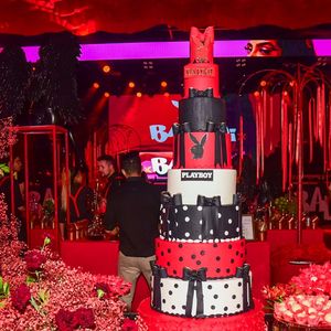 A decoração da festa incluiu referências icônicas da Playboy, como o símbolo do coelhinho, arranjos exuberantes com flores vermelhas e instalações artísticas sensuais espalhadas por todo o espaço