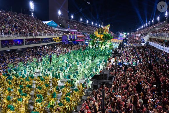 A discussão sobre os itens permitidos na Marquês de Sapucaí continua gerando polêmica nesta sexta-feira (28), tendo ganhado força nas últimas semanas após a proibição de alimentos não industrializados.