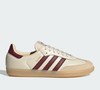 Nem New Balance, nem Nike: o adidas Samba OG em tons de bege com listras vinho conquistou o inverno de 2026 e virou a combinação perfeita com a calça de veludo cotelê, uma das tendências que ressurgiram diretamente dos anos 70
